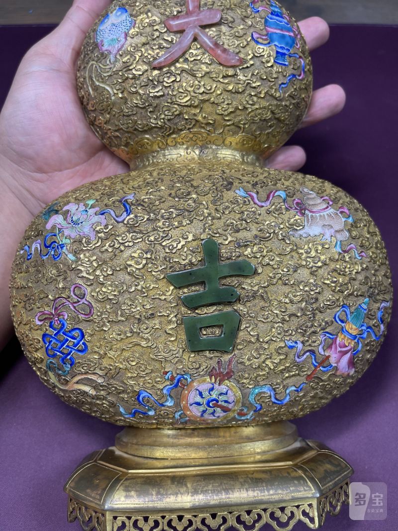 清乾隆 御製铜鎏金画珐琅八宝嵌玉大吉葫芦壁瓶一对 - 图15